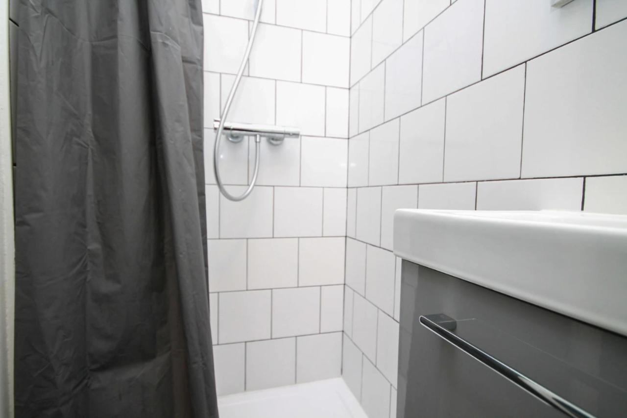 02 - Chambre Avec Lit Double Et Sdb Prive Wifi サン＝ドニ エクステリア 写真